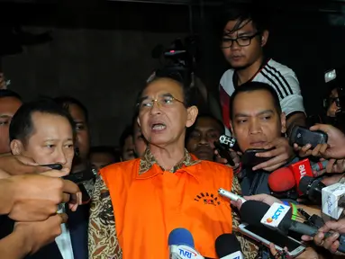 Mantan Menteri Agama, Suryadharma Ali memberikan keterangan usai diperiksa di gedung KPK, Jakarta, Jumat (10/4/2015). Suryadharma Ali ditetapkan sebagai tersangka kasus dugaan korupsi penyelenggaraan haji tahun 2012-2013. (Liputan6.com/Herman Zakharia)