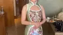 Dalam momen Sangjit ini, Chen Giovani tampil glamor dalam balutan cheongsam nuansa hijau sage rancangan Stella Lunardy. [Foto: IG/ardinenakety].
