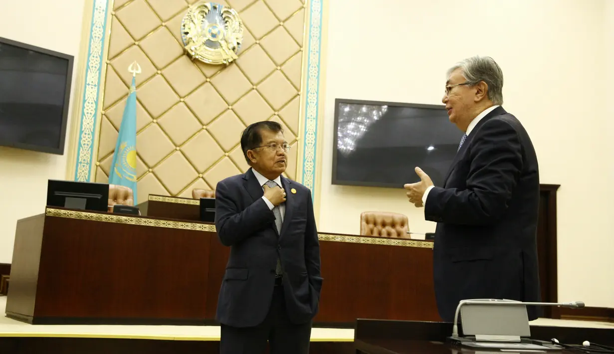 Ketua Senat Kazakhstan Kassym-Jomart Tokayev mengajak Wakil Presiden Jusuf Kalla melihat ruang senat saat kunjungan kehormatan di Astana, Senin (11/9). Dalam kunjungan itu turut mendampingi Menristek dan Dikti M Nasir. (Tim Media Wapres/Syamsu Millah)