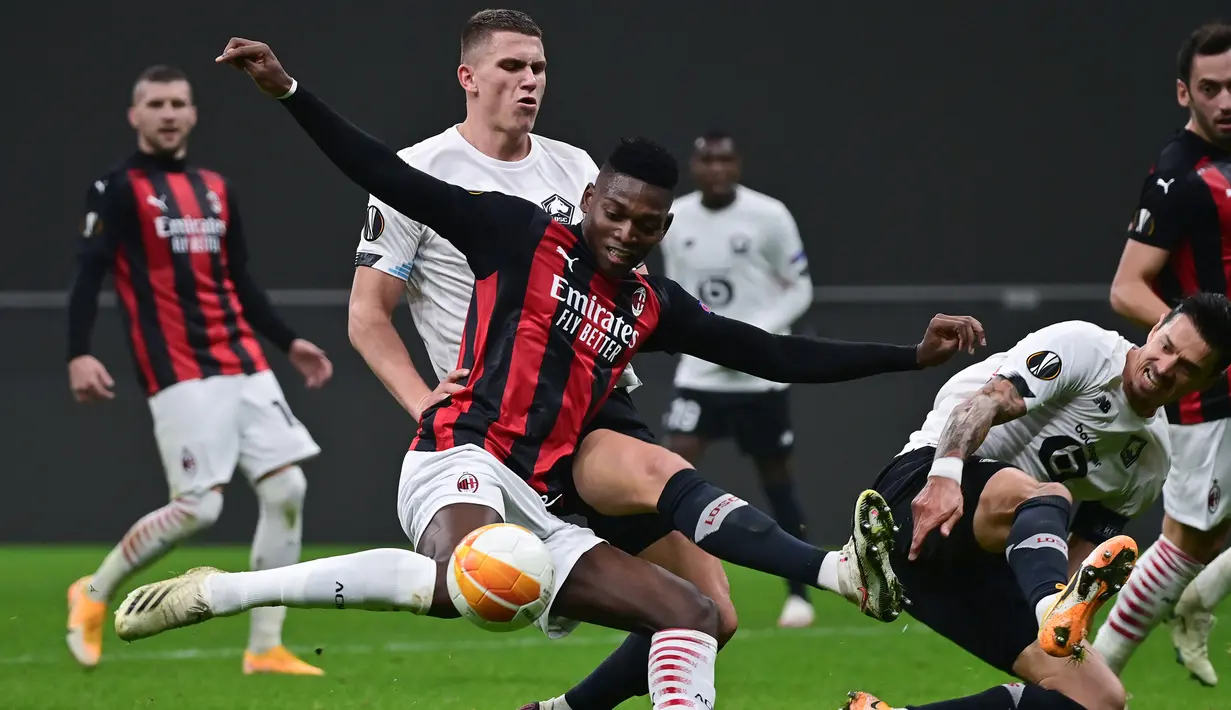 Penyerang AC Milan, Rafael Leao, berusaha menendang bola saat menghadapi Lille pada laga lanjutan Liga Europa 2020/2021 di San Siro, Jumat (6/11/2020) dini hari WIB. AC Milan kalah 0-3 oleh Lille. (AFP/Miguel Medina)
