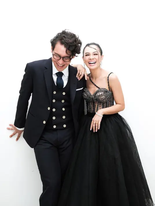 Tampil bak princess, Andien memilih sebuah gaun luar biasa. Bralette yang dipenuhi batu bernuansa kehitaman, dipadu dengan rok beraksen tumpuk yang juga berwarna hitam. Foto: Instagram.