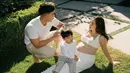 Maternity shoot di halaman rumah, Nikita Willy dan keluarga terlihat harmonis dalam outfit serba putih [@nikitawillyofficial94]