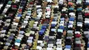 Jemaah muslim Palestina melaksakan salat di depan Kubah Shakhrah yang berada di tengah kompleks Masjid Al Aqsa, Yerusalem (8/6). Masjid Al Aqsa ini merupakan salah satu tempat suci dan penting bagi umat muslim. (AP/Mahmoud Illean)