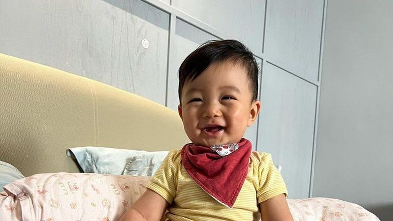 Baby Timo sudah bisa menunjukan berbagai macam ekspresi. Tampak Baby Timo yang sedang tersenyum ke arah kamera. Ekspresinya gemesin banget.