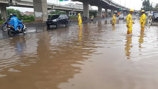 Banjir di Jalan Raya Kalimalang, Jakarta Timur.