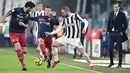 Pemain Juventus, Gonzalo Higuain berebut bola dengan pemain Genoa, Armando Izzo dalam lanjutan pertandingan Serie A di Stadion Allianz, Turin, Senin (22/1). Juventus mengatasi perlawanan Genoa dengan skor 1-0. (Alessandro Di Marco/ANSA via AP)