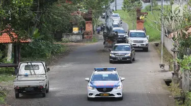 Mobil polisi mengawal iring-iringan rombongan mantan Presiden Amerika Serikat Barack Obama melintas di kawasan Bongkasa, Badung, Bali, Senin (26/6). (Liputan6.com/Immanuel Antonius)