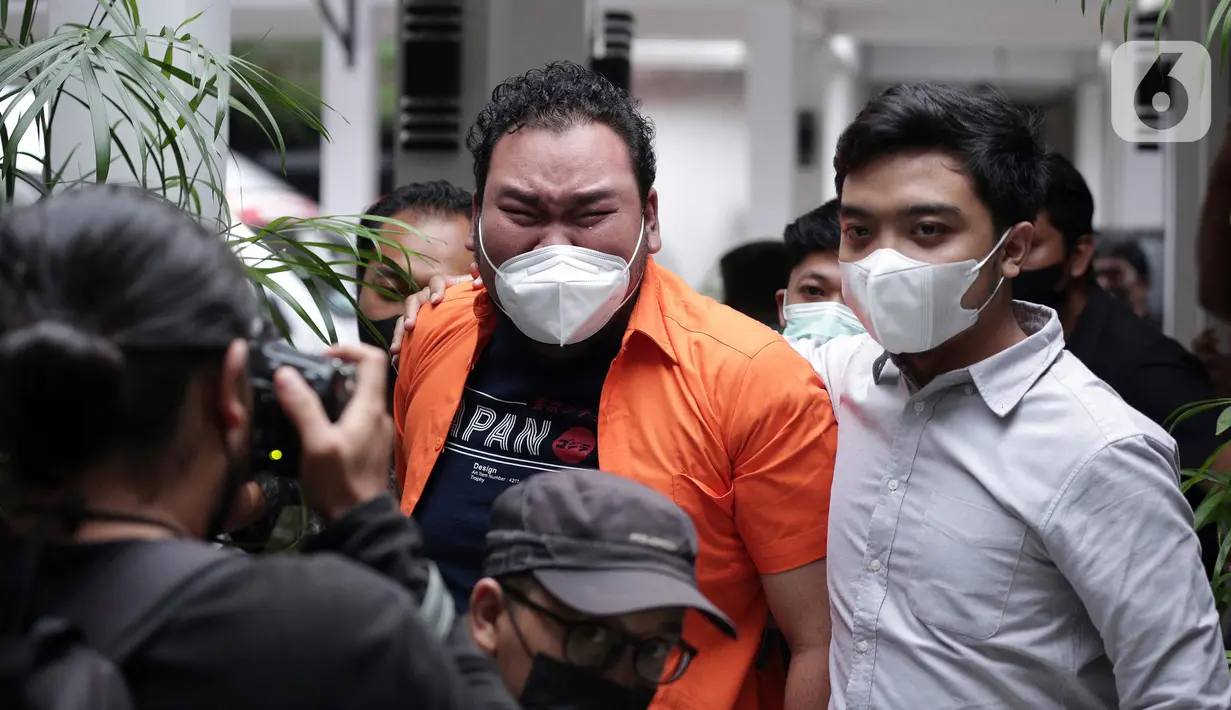 Tersangka komika Fico Fachriza saat dihadirkan dalam rilis kasus penyalahgunaan narkoba di Ditresnarkoba Polda Metro Jaya, Jakarta, Jumat (14/1/2022). Dalam penangkapan, polisi berhasil mengamankan barang bukti tembakau sistetis sebarat 1,45 gram. (Liputan6.com/Faizal Fanani)