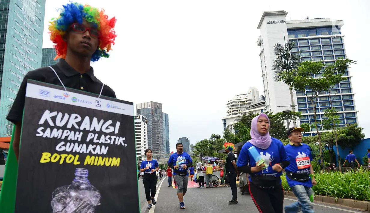 Peserta Water Run mengikuti lomba lari saat memperingati Hari Air Sedunia di area car free day, Jakarta, Minggu (24/3). Momentum peringatan Hari Air Sedunia tersebut bertujuan mengkampanyekan “air untuk semua” yang diadopsi dari tema global yakni Leaving No One Behind. (merdeka.com/Arie Basuki)