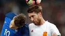 Bek Spanyol, Sergio Ramos (kanan) berebut bola udara dengan penyerang Prancis, Kevin Gameiro pada laga persahabatan di Paris, (29/3). Spanyol menang atas Prancis dengan skor 2-0. (AP Photo / Christophe Ena)