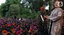 Ketua DPR RI Puan Maharani bernyanyi dan bergoyang bersama di atas panggung hiburan bertajuk dangdut di Lapangan DPR Senayan, Jakarta, Senin (21/10/2019). Agenda dangdutan untuk menghibur gabungan prajurit TNI-Polri yang berjaga saat Pelantikan Presiden dan Wakil Presiden. (Liputan6.com/Johan Tallo)