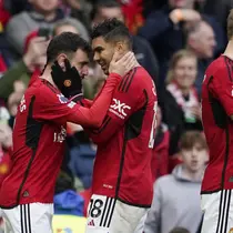 Selebrasi gelandang Manchester United, Bruno Fernandes (kiri) bersama rekannya, Casemiro setelah mencetak gol penyeimbang 1-1 ke gawang Liverpool pada laga pekan ke-32 Premier League 2023/2024 di Old Trafford Stadium, Manchester, Minggu (7/4/2024). (AP Photo/Dave Thompson)