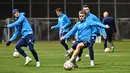 Bek Dynamo Kiev Oleksandr Karavaev dan gelandang Dynamo Kiev Mykola Shaparenko mengambil bagian dalam sesi latihan di pinggiran Kiev, Senin (22/11/2021). Partai Liga Champions antara Dynamo Kyiv vs Bayern akan digelar di NSC Olympiyksyi pada Rabu (24/11) dinihari WIB.  (GENYA SAVILOV/AFP)