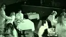 Restoran Opaque berarti buram atau gelap. Konsep restoran unik di Amerika Serikat ini adalah makan di dalam keadaan gelap gulita. Berada di dalam gelap, indera perasa dan penciuman akan menjadi panduan untuk menyantap makanan. (Istimewa)