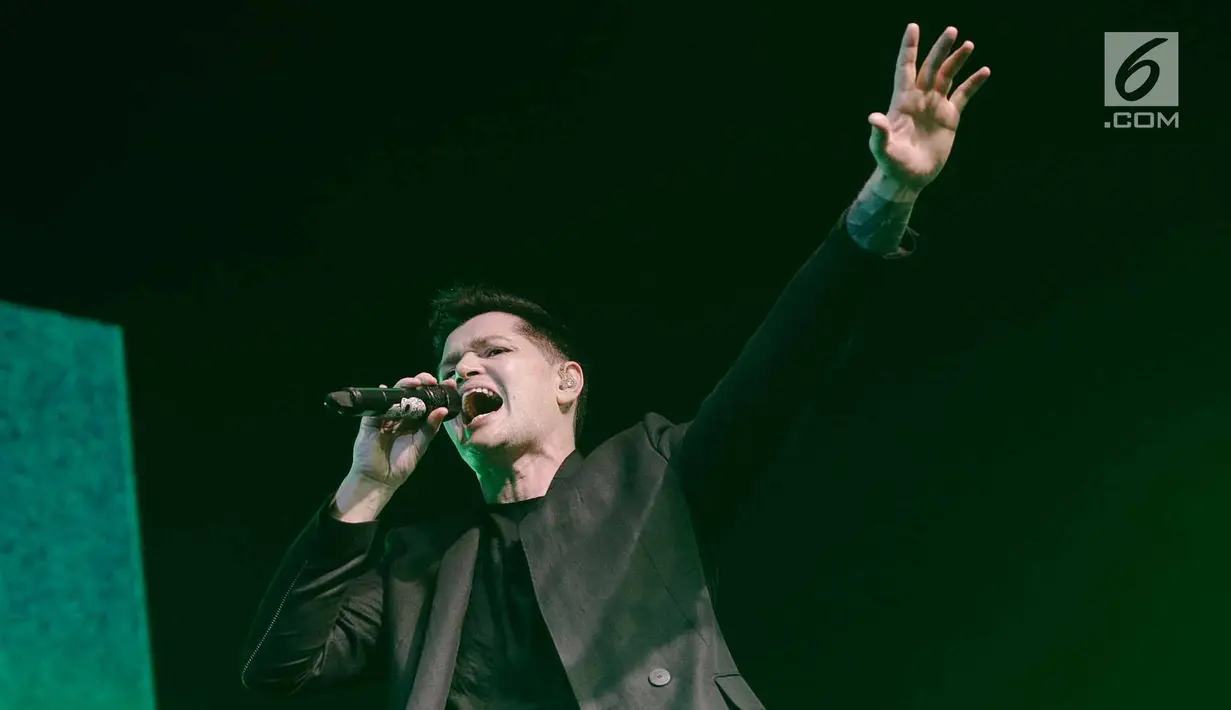 Gaya vokalis The Script, Danny O'Donoghue saat tampil dalam konser bertajuk 'Freedom Child Tour' di Jakarta, Selasa (10/4). (Liputan6.com/Faizal Fanani)
