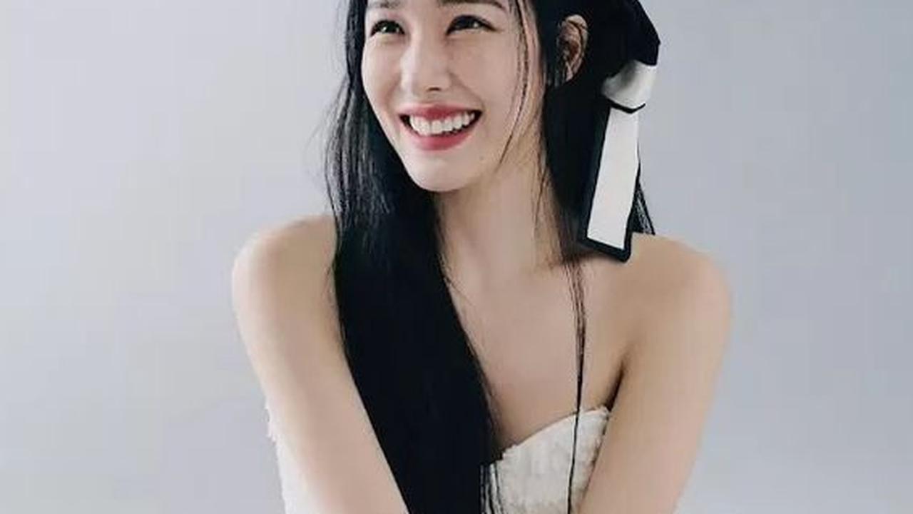 Dengan penampilan menawan ini, banyak penggemar yang penasaran, apa rahasia dibalik kulit wanita kelahiran San Fransisco 1 Agustus 1989, sehingga bisa sebening kristal. Yuk kita contek biar sama-sama flawless seperti idol yang memiliki nama asli Stephanie