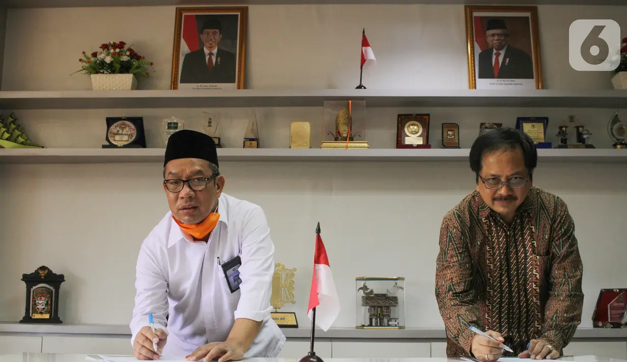 Direktur KSKK Madrasah Ditjen Pendis Kementerian Agama Dr. A. Umar, M.A (kiri) dan Presiden Direktur Smartfren Merza Fachys (kanan) menandatangani nota kerjasama pemberian kartu perdana Smartfren gratis untuk Madrasah se-Indonesia di masa Pandemi, di Jakarta, Senin (21/9/2020) (Liputan6.com/HO/Agus)