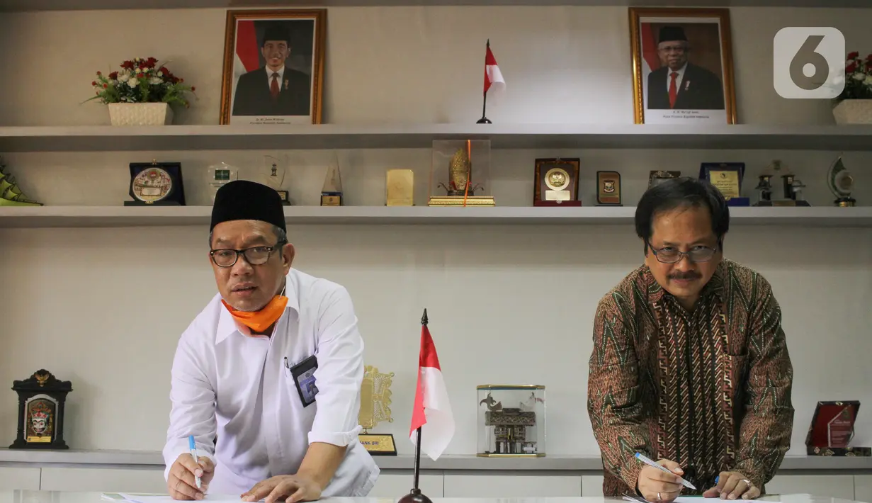 Direktur KSKK Madrasah Ditjen Pendis Kementerian Agama Dr. A. Umar, M.A (kiri) dan Presiden Direktur Smartfren Merza Fachys (kanan) menandatangani nota kerjasama pemberian kartu perdana Smartfren gratis untuk Madrasah se-Indonesia di masa Pandemi, di Jakarta, Senin (21/9/2020) (Liputan6.com/HO/Agus)