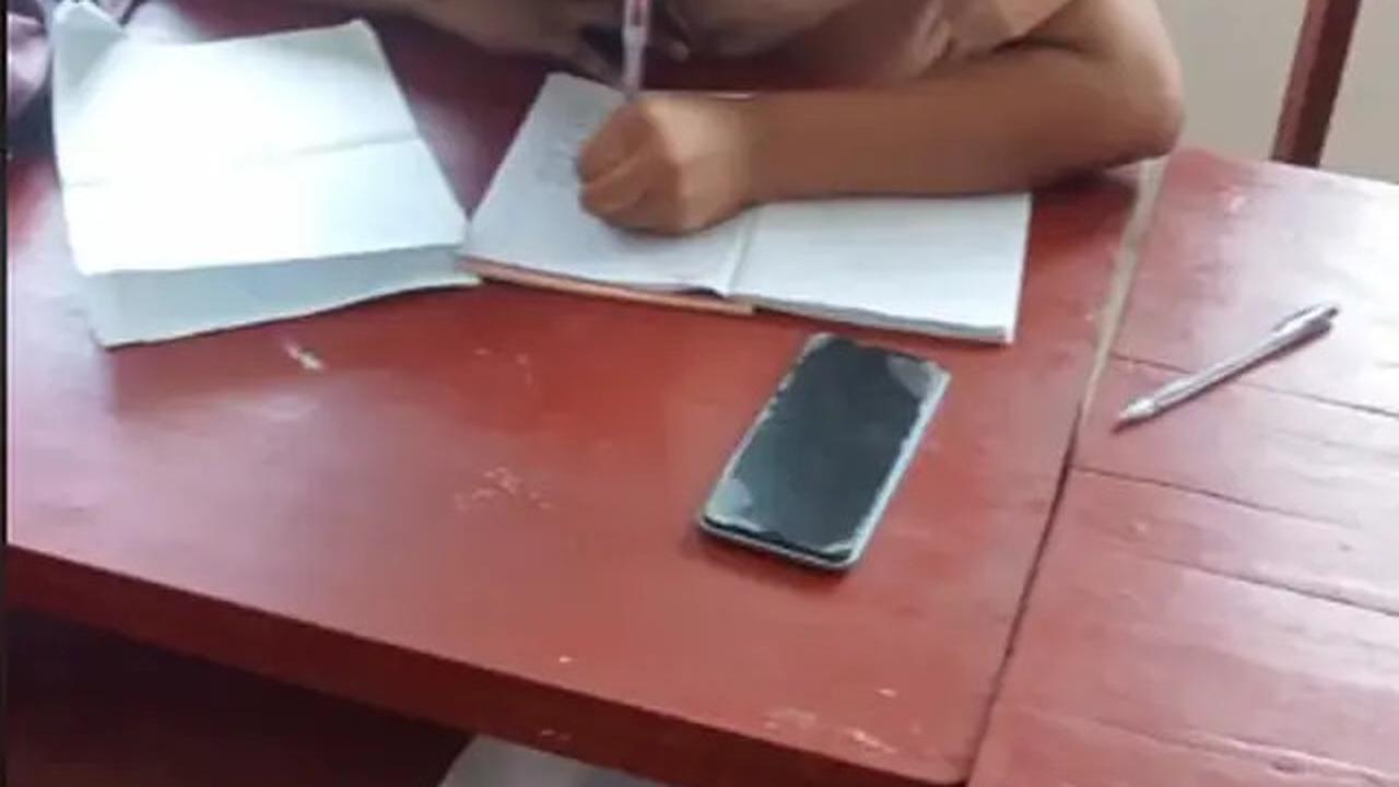 Viral, Anak Ini Punya Kebiasaan Menulis Terbalik dan Rapi Banget