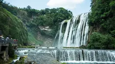 Para wisatawan mengunjungi lokasi wisata Air Terjun Huangguoshu di Anshun, Provinsi Guizhou, China barat daya, pada 16 Mei 2020. Air terjun Huangguoshu adalah salah satu air terjun terbesar yang ada di Negeri Tirai Bambu. (Xinhua/Tao Liang)