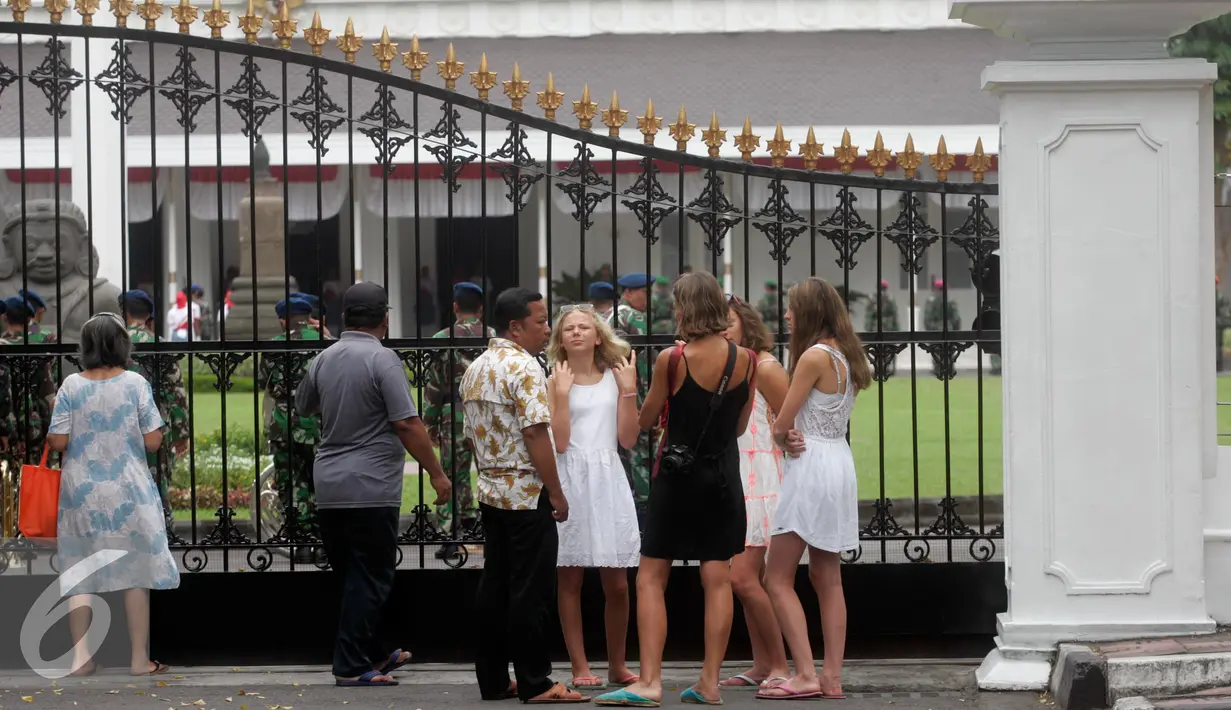 Wisatawan menyaksikan paskibraka berlatih di Istana Presiden Gedung Agung, Yogyakarta, (12/8). Paskibraka yang beranggotakan pelajar ,TNI dan Polri akan melaksanakan upacara detik detik HUT RI ke 71 pada 17 Agustus mendatang. (Liputan6.com/Boy Harjanto)