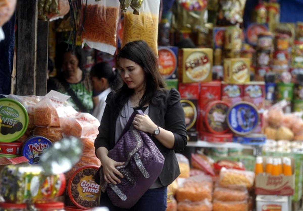 Jelang Lebaran, omzet pedagang kue di Ciracas malah turun 35 persen