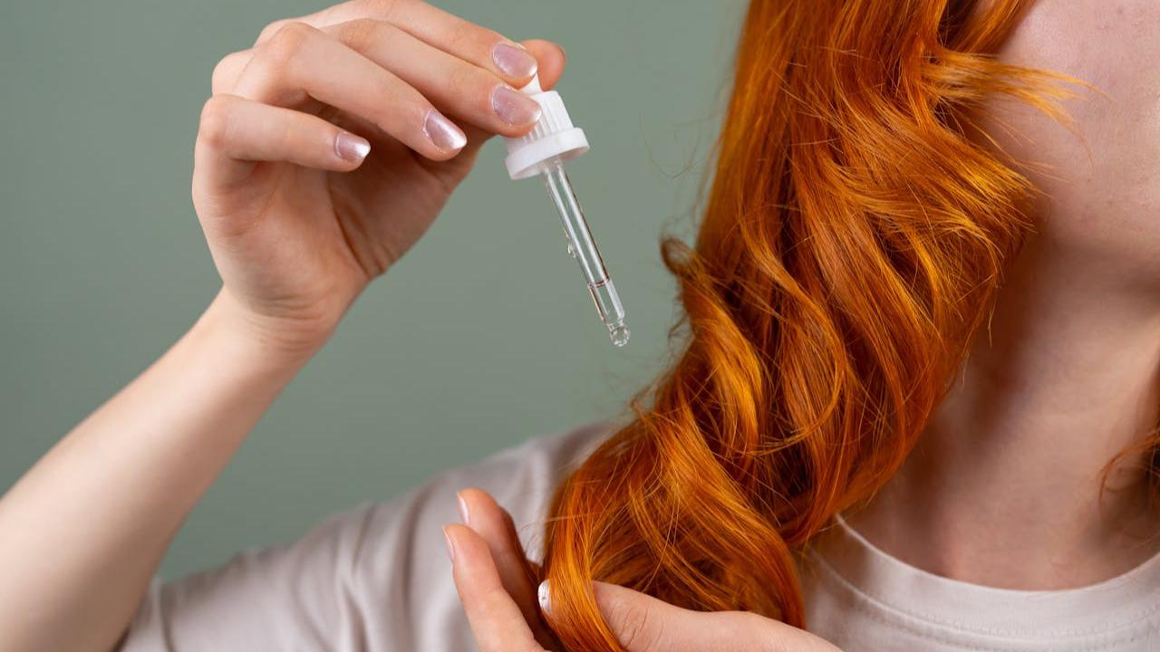Ilustrasi Menggunakan Serum Rambut