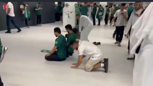 ksi Suporter Arab Saudi Mencuri Perhatian Saat Melaksanakan Sholat Maghrib Berjamaah