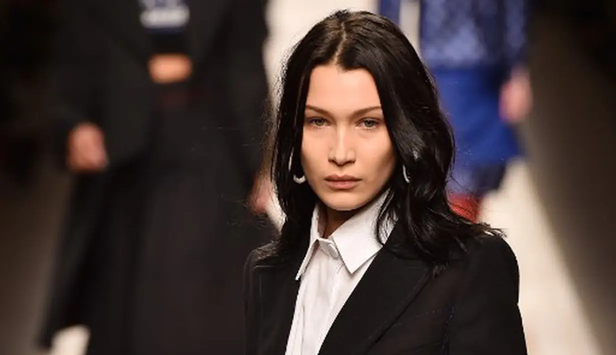 “Eid Mubarak. Tuhan memberkati dan berikan kedamaian untukmu semua teman-temanku dan keluargaku. Saudara Palestinaku!!! Aku cinta dan rindu kamu! Di rumah Teta kita di Virginia berdekatan dengan tempat lahirku di D.C,” tulisnya. (AFP/Bintang.com)