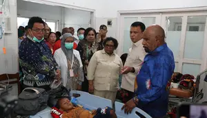 Wamendagri Tinjau Penanganan Dugaan Keracunan MBG di Jayapura