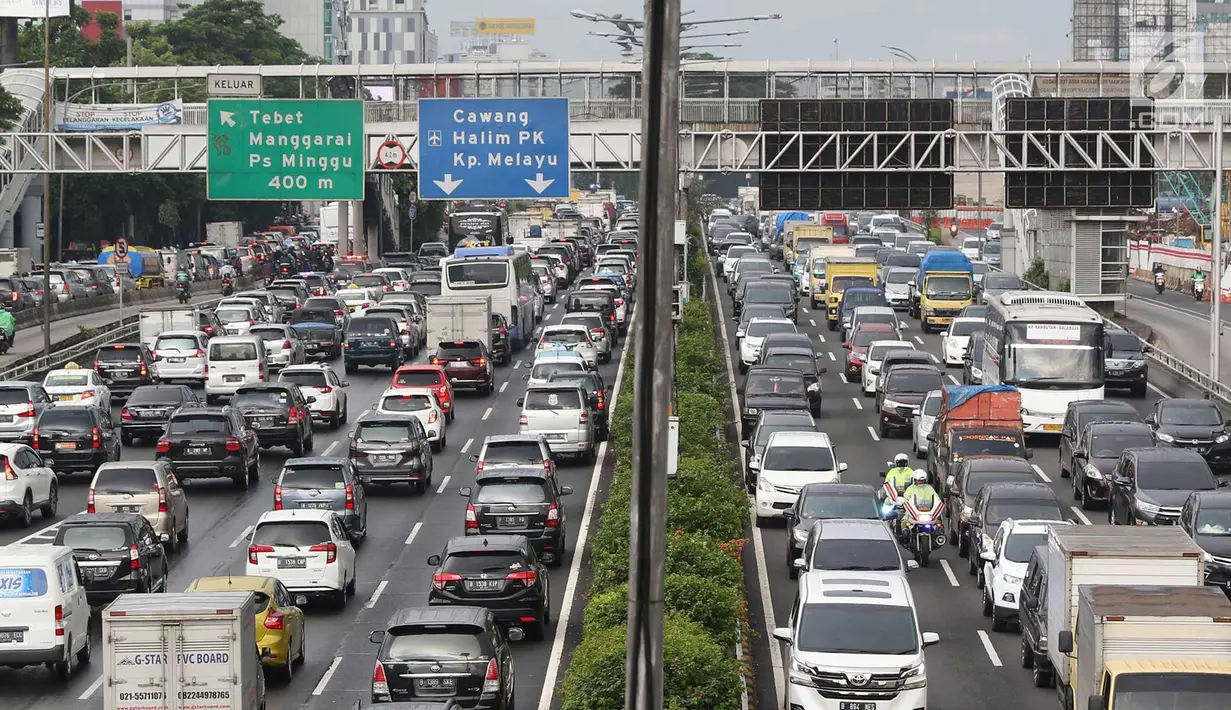 Kendaraan terjebak macet di Jalan Gatot Soebroto dan tol dalam kota, Jakarta, Jumat (16/11). Menteri PPN/Kepala Bappenas Bambang Brodjonegoro menyatakan kemacetan di Jakarta mengakibatkan kerugian sekitar Rp 67,5 triliun. (Liputan6.com/Immanuel Antonius)
