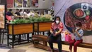 Pengunjung berada di dalam pusat perbelanjan di kawasan Tangerang Selatan, Banten, Rabu (8/12/2021). Pemerintah mengingatkan varian omicron sudah masuk ke kawasan ASEAN, salah satunya Malaysia, sehingga masyarakat diminta untuk tetap mematuhi standar protokol kesehatan. (Liputan6.com/Angga Yuniar)