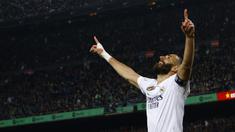 Real Madrid sukses membalas kekalahan 0-1 pada leg pertama semifinal Copa del Rey 2022/2023 dengan kemenangan telak 4-0 pada leg kedua di Camp Nou, Barcelona, Kamis (6/4/2023) dini hari WIB. Pesta gol di kandang Barcelona yang ditentukan lewat hattrick Karim Benzema tersebut menjadi hal langka karena terakhir tercipta 6 dekade alias 60 tahun lalu. Saat itu Real Madrid berhasil menang 5-1 atas tuan rumah Barcelona pada Januari 1963. Dengan hasil ini, Real Madrid sukses melenggang ke partai final untuk menantang Osasuna. (AP Photo/Joan Monfort)