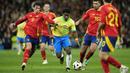 Pemain Brasil, Endrick (tengah) berusaha melewati sejumlah pemain Spanyol pada laga FIFA Matchday yang berlangsung di Santiago Bernabeu, Madrid, Spanyol, Rabu (27/03/2024) WIB. (AP Photo/Jose Breton)