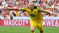 Erling Haaland. Striker Norwegia berusia 21 tahun yang telah memperkuat Borussia Dortmund dalam 3 musim sejak 2019/202 ini telah mencetak 11 gol musim ini. Rinciannya adalah 7 gol dari 5 laga di Bundesliga, 3 gol di ajang DFB-Pokal dan 1 gol dari 1 laga di Liga Champions. (AFP/Roberto Pfeil)