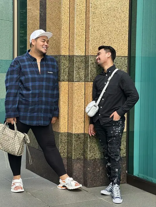 "Selamat jalan @manscrow_gilang km sudah memberikan kontribusi besar di @yayasanduniamegabintang anak anak ku pinter make up & bikin rambut 👑 karna kamu ❤️❤️❤️ Sayang banget sama kamu , kita semua kehilangan 🦋🦋🦋," tulis Ivan Gunawan di akun Instagramnya.