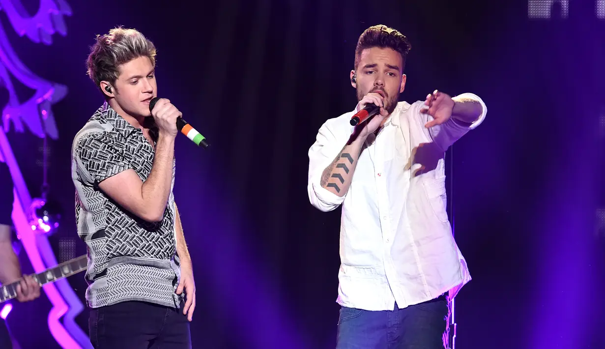Aksi Niall Horan ( kiri) dan Liam Payne One Direction di acara iHeart Radio Jingle Ball di Staples Center, Los Angeles, Jumat (4/12). Konser itu menjadi terakhir kalinya mereka tampil bersama di Amerika. (Kevin Winter/Getty Images for iHeartMedia/AFP)