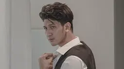 Pose sembari pegang baju, salah satunya pose pegang kerah baju adalah salah satu pose andalan para pria. Pegang baju sembari pamer tatapan tajam ke kamera, pesona adik ipar Irish Bella ini semakin terpancar. Tatanan rambut yang sengaja dibuat sedikit berantakan menjadi daya tarik tersendiri. Meski tanpa ekspresi sekalipun, suami Yasmine Ow ini bikin terpana. (Liputan6.com/IG/@real_aditya1)