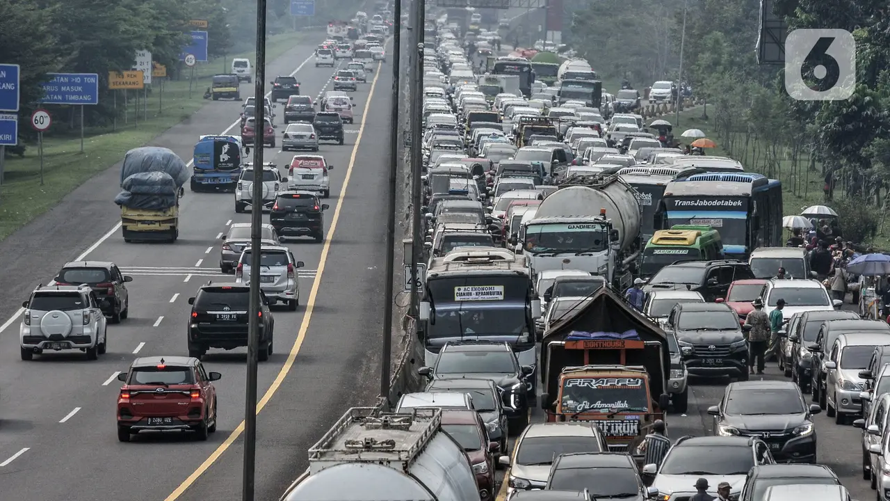 FOTO: Ribuan Kendaraan Arah Puncak Terjebak Penutupan Sistem One Way