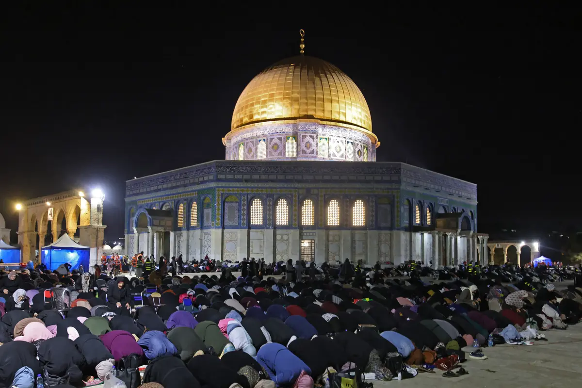 Melihat Muslim Palestina Berdoa Saat Malam Lailatul Qadar