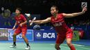Ganda Putri Indonesia, Greysia Polii/Apriyani Rahayu mengembalikan kok ke arah Chang Ye Na/Lee So Hee (Korsel) di Babak Kedua Indonesia Open 2017, Jakarta, Kamis (15/6). Greysia/Apriyani kalah 18-21, 14-21. (Liputan6.com/Helmi Fithriansyah)
