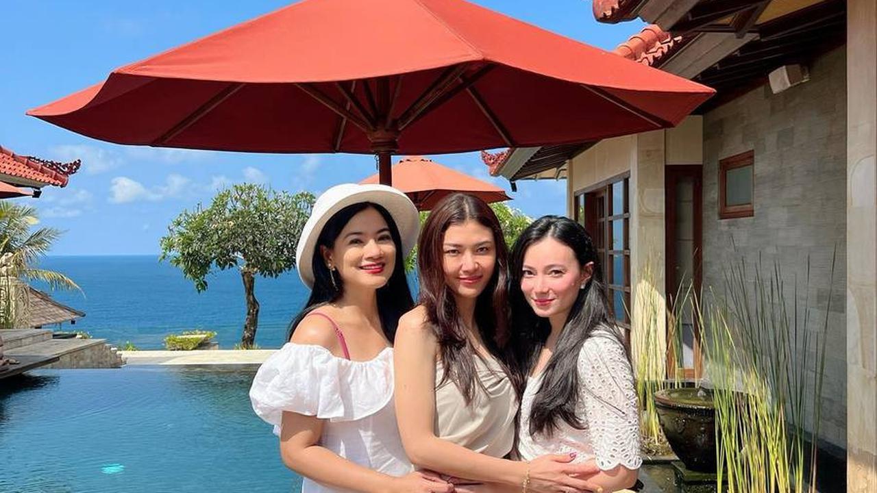 &nbsp;Titi Kamal juga berpose bareng Asmirandah yang juga memakai dress warna putih.