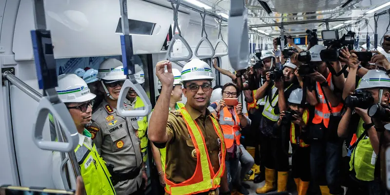 Ekspresi Anies Saat Jajal MRT Bundaran HI-Lebak Bulus