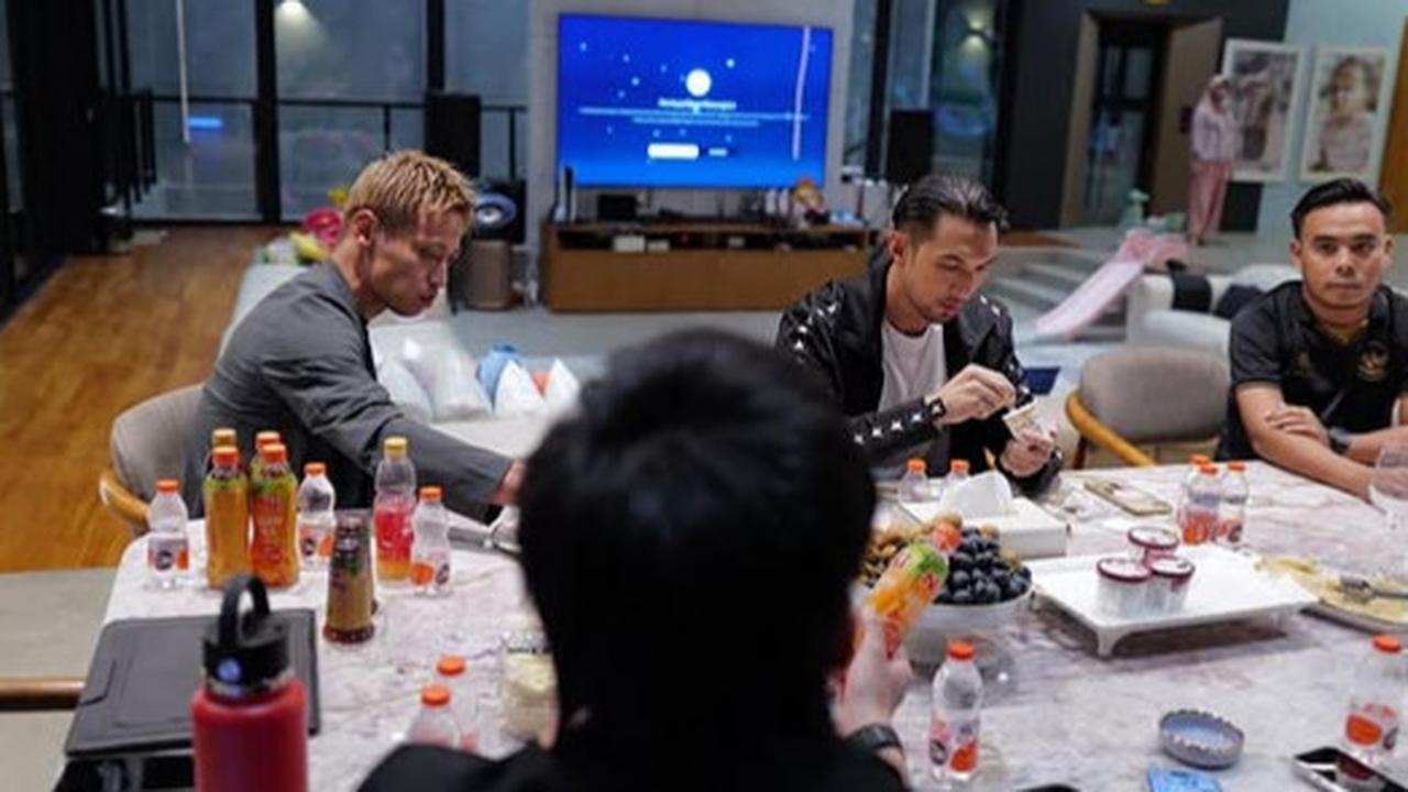 5 Potret Atta Halilintar Ajak Keisuke Honda ke Rumah, Diajak Makan Rendang Sampai Ayam Pop Bikin Milanisti Iri