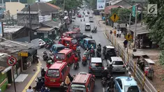Kendaraan terjebak kemacetan saat melintas di kawasan Lenteng Agung, Jakarta Selatan, Minggu (23/9). Kurang tegasnya petugas menertibkan angkot yang mengetem sembarangan memperparah kemacetan di kawasan tersebut. (Liputan6.com/Immanuel Antonius)