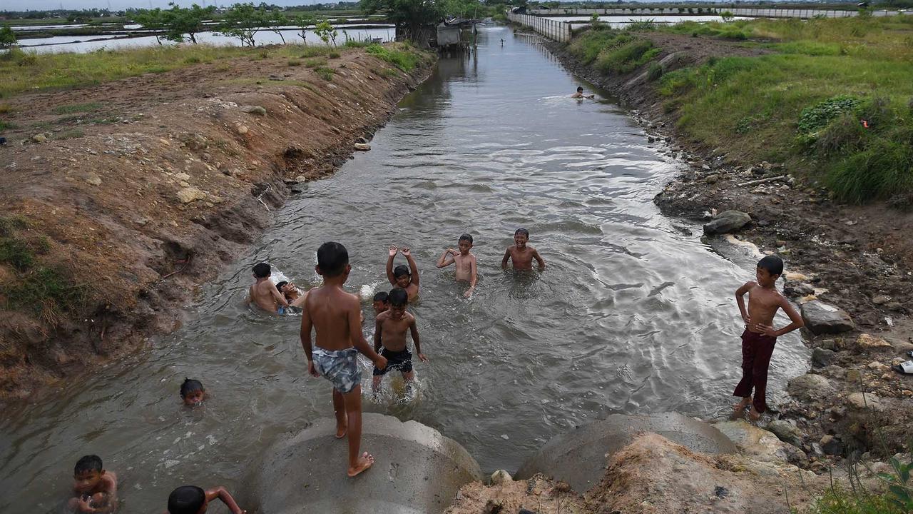 FOTO: Keceriaan Anak-Anak Bermain Pada Saluran Air di Tanjung Pasir