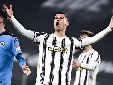 Ekspersi striker Juventus, Cristiano Ronaldo, saat melawan  Spezia pada laga Liga Italia di Stadion Allianz, Selasa (2/3/2021). Juventus menang telak 3-0. (Marco Alpozzi/LaPresse via AP)