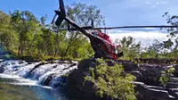 Sebuah helikopter berhenti di samping air terjun di Sandy Creek, Litchfield National Park, Darwin, Australia. (Liputan6.com/Muhammad Ali).