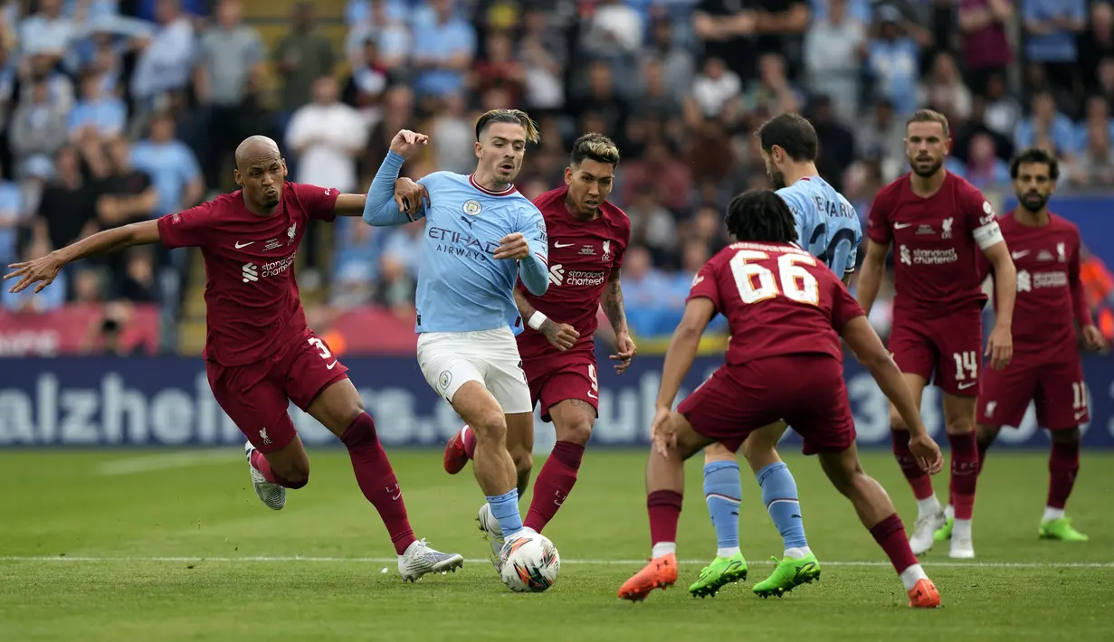 Pemain Manchester City Jack Grealish (kedua dari kiri) berebut bola dengan pemain Liverpool Fabinho (kiri), dan Roberto Firmino pada pertandingan sepak bola FA Community Shield di King Power Stadium, Leicester, Inggris, 30 Juli 2022. Liverpool sukses meraih trofi Communiy Shield usai mengalahkan Manchester City dengan skor 3-1. (AP Photo/Frank Augstein)