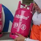 Petugas Bright Store mengenalkan tabung gas elpiji keluaran pertamina berwarna pink di SPBU Pertamina Abdul Muis, Jakarta,Senin (19/10/2015). Bright Gas 5,5kg tersebut menyasar konsumen keluarga muda untuk wilayah Jabodetabek. (Liputan6.com/Angga Yuniar)